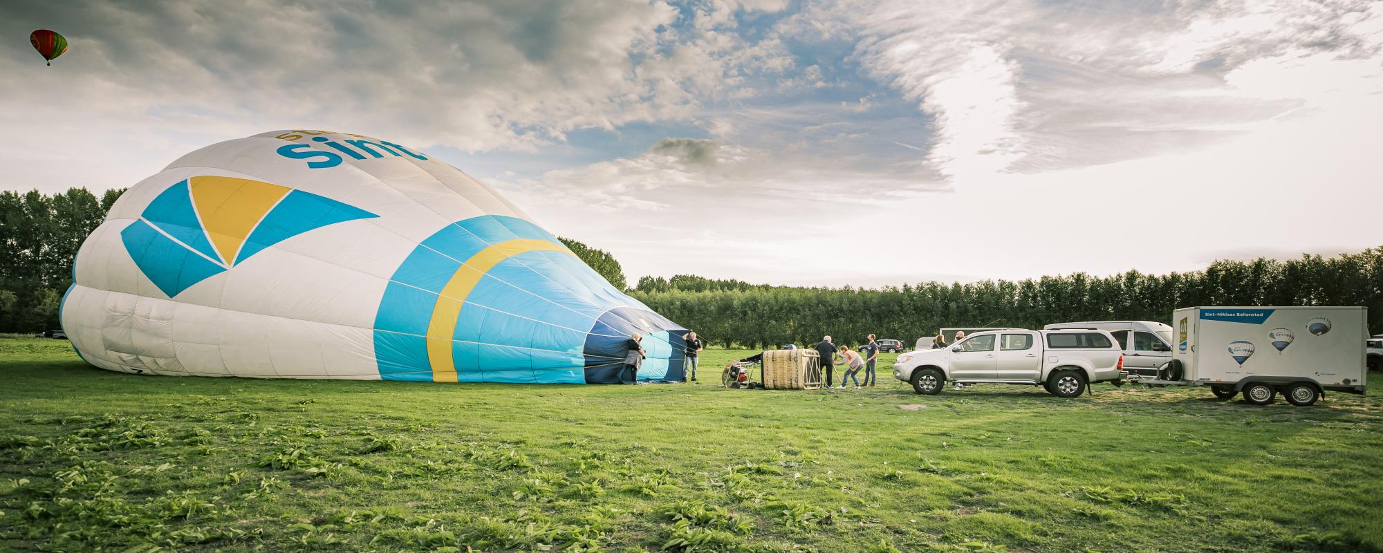 De ballon van stad Sint-Niklaas wordt opgeblazen op het veld