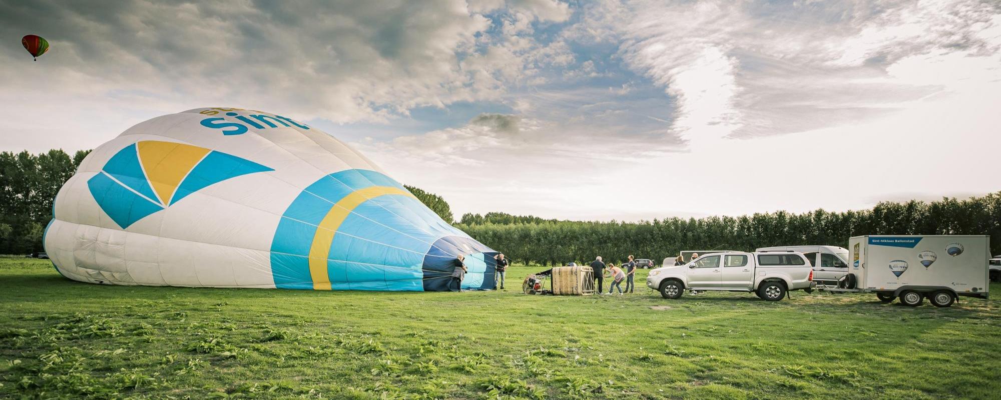 De ballon van stad Sint-Niklaas wordt opgeblazen op het veld