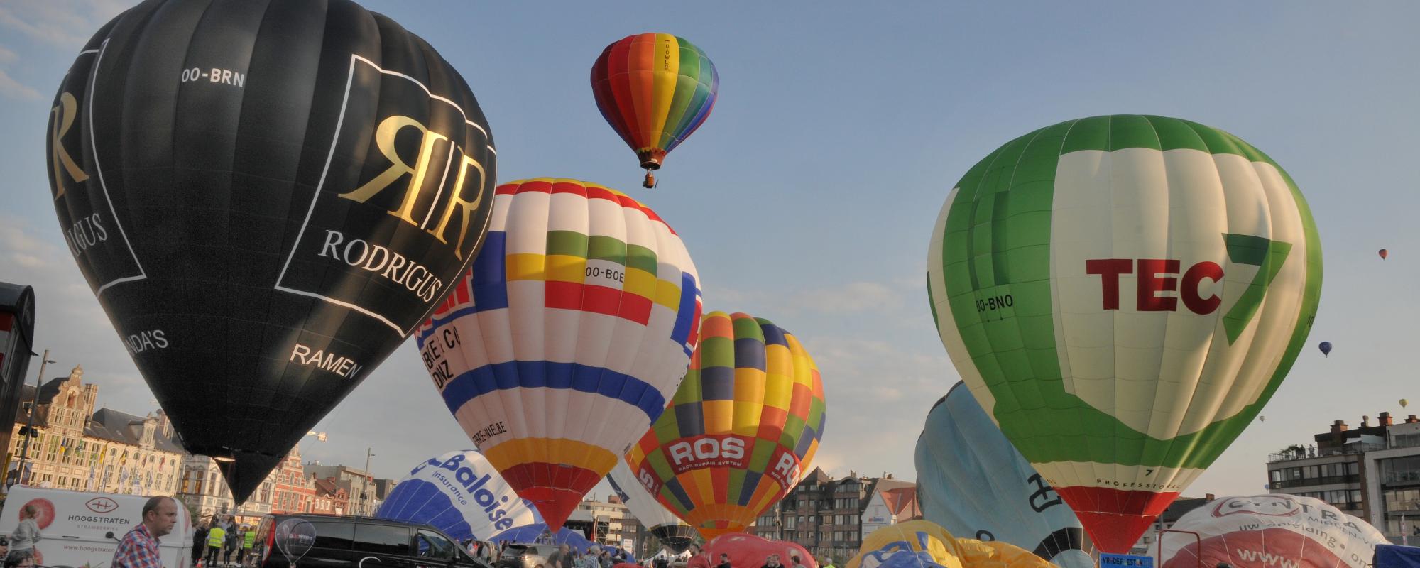 Een Grote Markt vol ballons tijdens de Vredefeesten